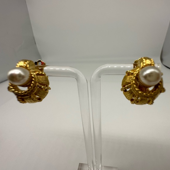 VINTAGE FAUX PEARL 80’s 90’s vibe GOLDTONE CLIP EARRINGS‎ - Picture 4 of 11